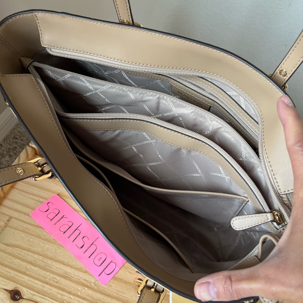 🌼Michael Kors Purse - Picture 10 of 15